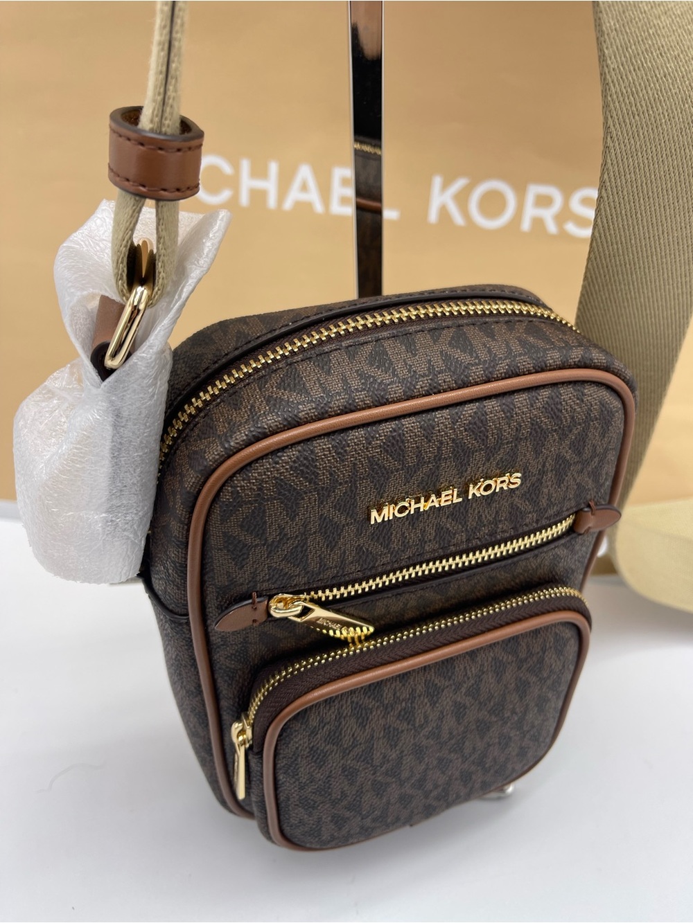 MICHAEL KORS Jet Set Md Flight NS Pocket Signature Logo Crossbody Bag
Brown 
NWT - Picture 2 of 16